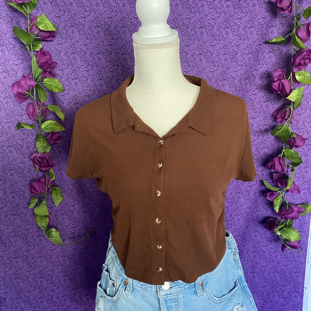 Brown, ribbed, button up, short sleeve!🤎